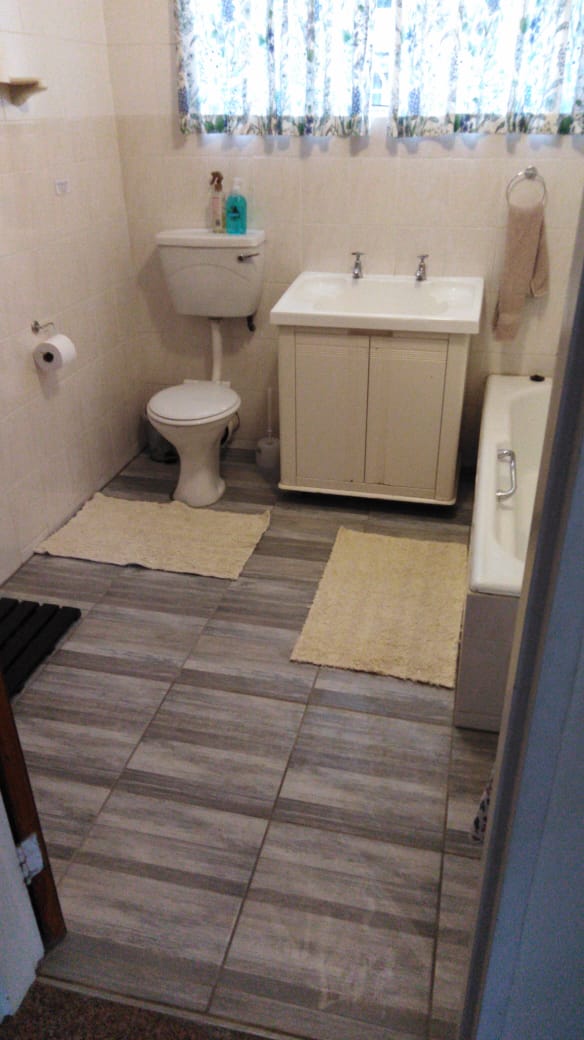 bHC_Bathroom_Tiled_1_X